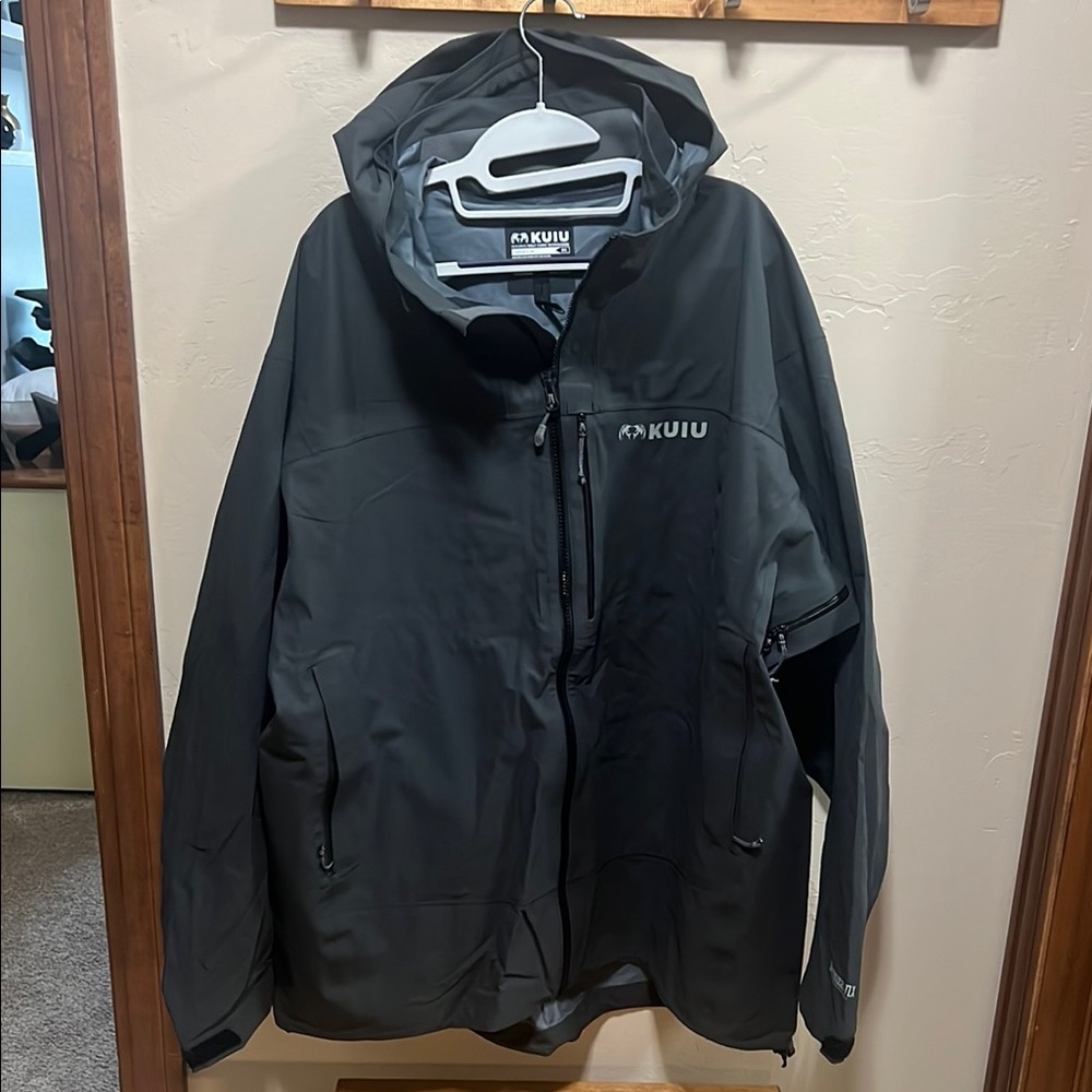 KUIU Black Performance Rain Jacket with Hood and Full-Length Zipper